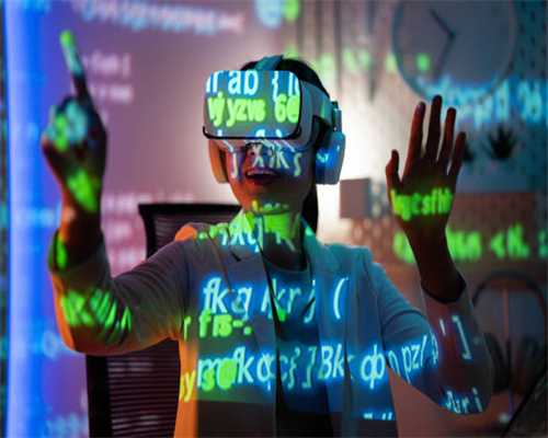 中年女人穿衣讲究温柔大方，选择“针织衫+裙装”搭配，超有品位