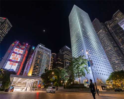 校园霸凌悲剧：14岁男生在校内厕所受伤，妈妈曝光监控引发热议