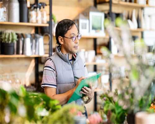 吧友试试？利物浦在招聘网站上招募教练，待遇优厚+25天年假😍
